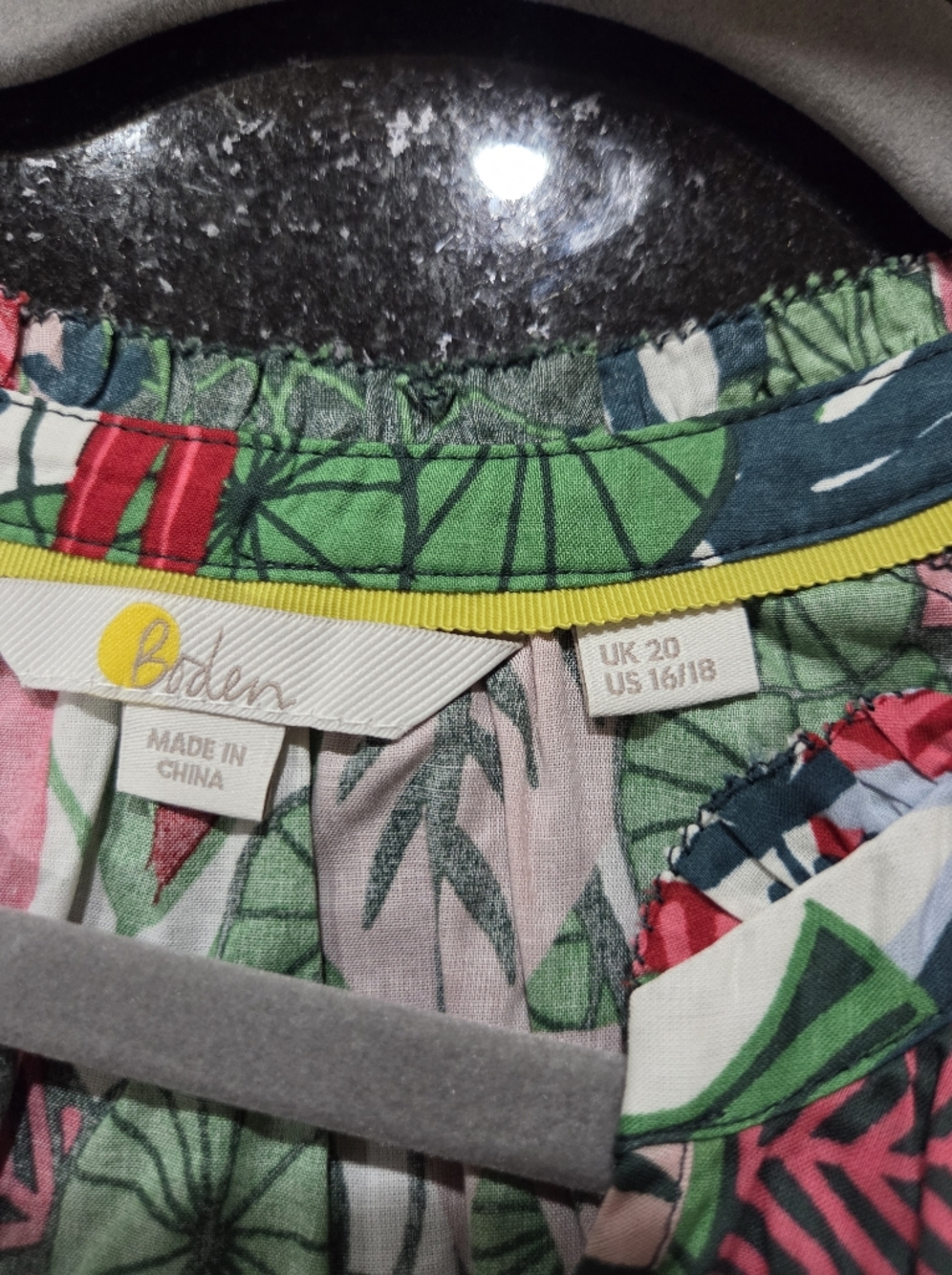 Boden Tropical Leaf & Parrot V-Neck Blouse - Green, Pink, Yellow - Size 16/18 - Picture 6 of 8